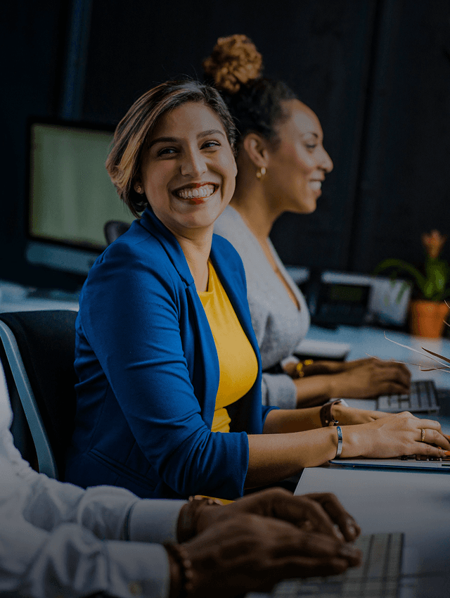 Los empleados felices utilizan una plataforma de aprendizaje de idiomas en su lugar de trabajo.