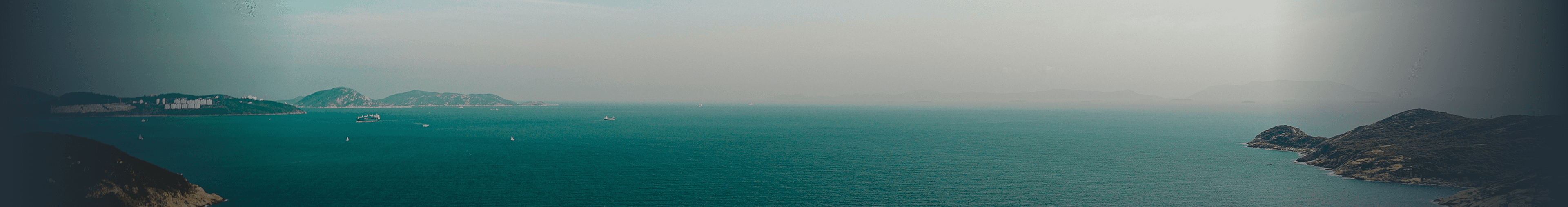 Imagen de un lindo paisaje marino con estadísticas que muestran que 22 000 instituciones educativas, 9000 organizaciones públicas y sin fines de lucro, 12 000 corporaciones y millones de alumnos de todo el mundo utilizan Rosetta Stone.