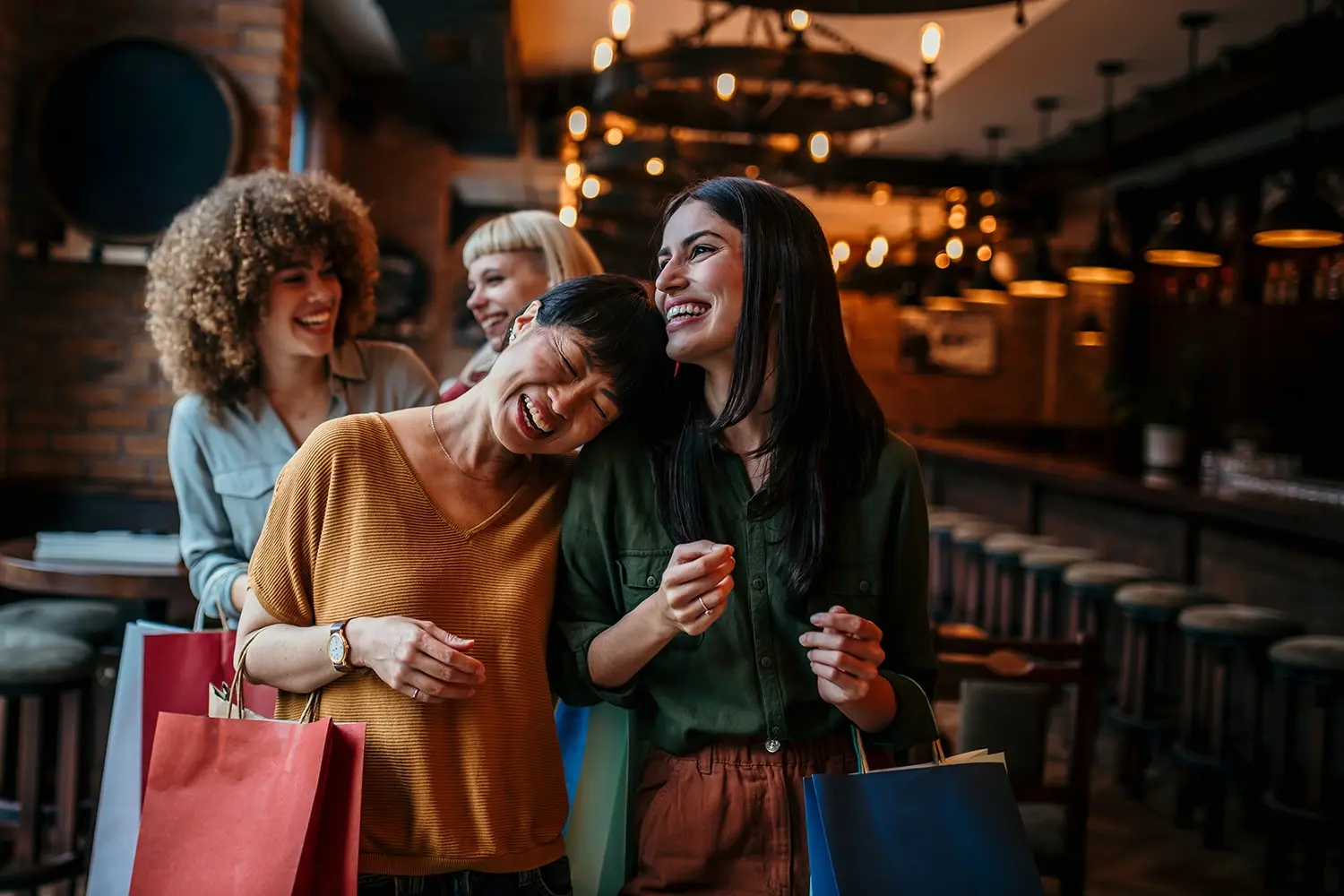 Un grupo de amigos practica un nuevo idioma que han aprendido.