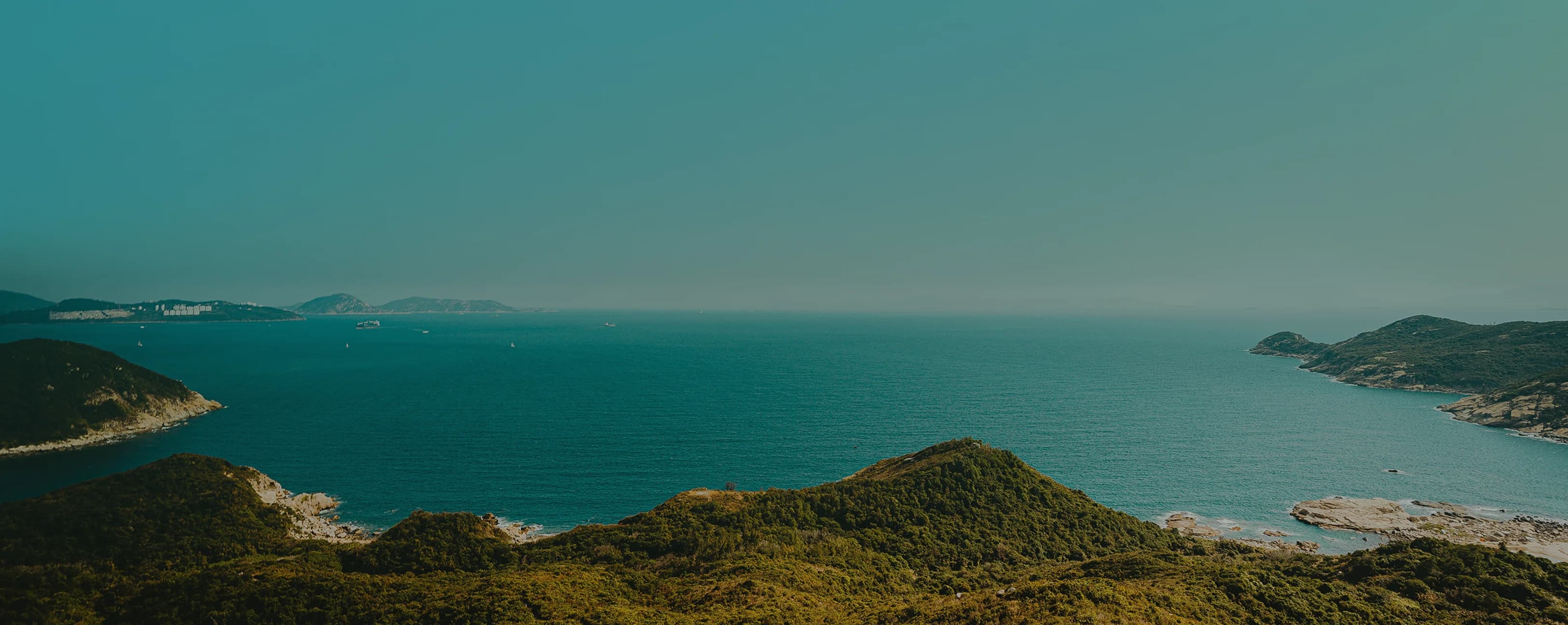 Imagen de un lindo paisaje marino con estadísticas que muestran que 22 000 instituciones educativas, 9000 organizaciones públicas y sin fines de lucro, 12 000 corporaciones y millones de alumnos de todo el mundo utilizan Rosetta Stone.